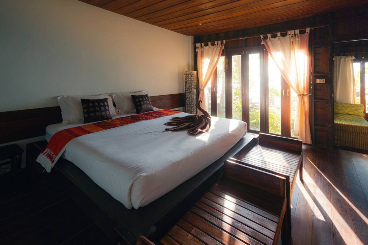 Standard Suite with kingsize bed and open-air bathroom